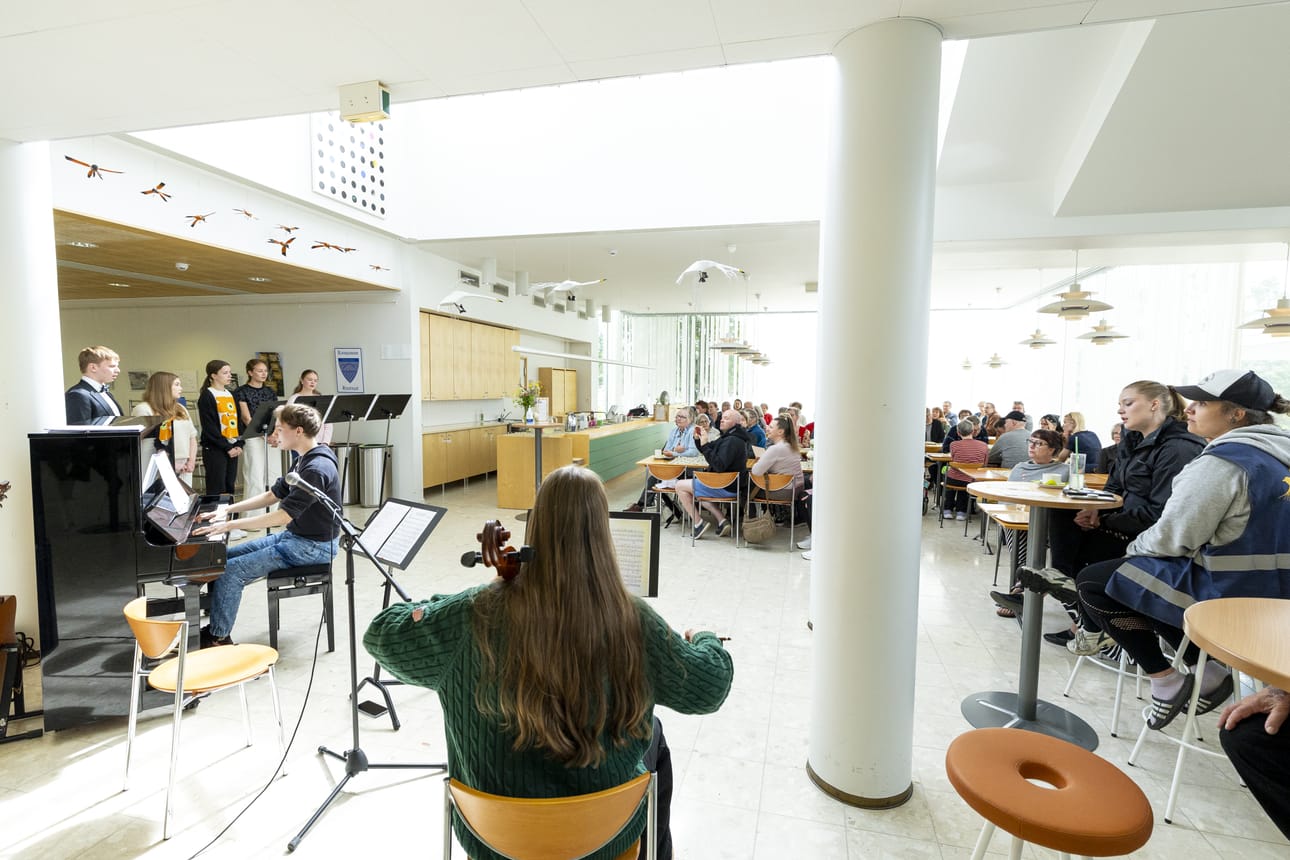 Kesäkuun viimeisessä musiikkikahvilassa päästiin myös yhteislaulun makuun.