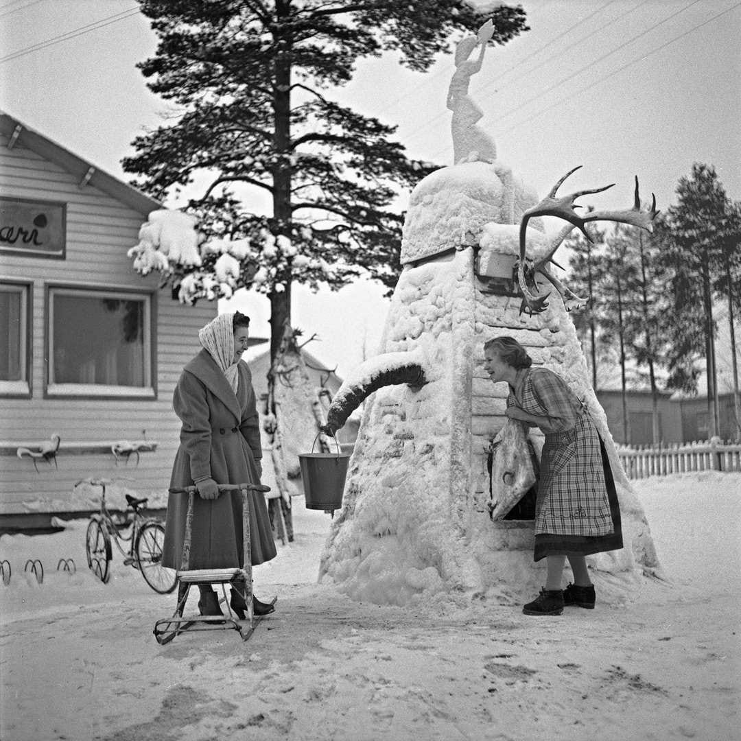 Kaivolla. Varsinkin 50-luvun vesihuolto herätti paljon muisteluita. Kuvassa oleva pihakaivo sijaitsi Uittomiehentien-Kairatien risteyksessä.