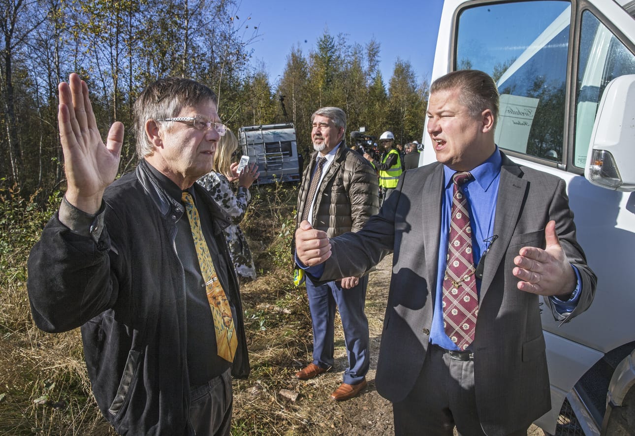 Pyhäjoen kunnanjohtaja Matti Soronen (oik.) ja kunnanhallituksen puheenjohtaja Matti Pahkala keskustelivat ydinvoimalan yhdystien rakentamisen aloituksessa tiistaina.