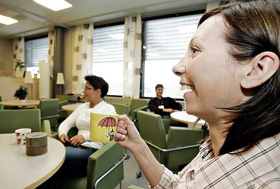 Kaakkurin yhtenäiskoululla välituntitilana toimii opettajanhuoneen sijaan kaikkien työntekijöiden yhteinen kahvila. Tuore opettaja Liisa Manninen viettää hengähdystaukoa yhdessä kollegoidensa kanssa.