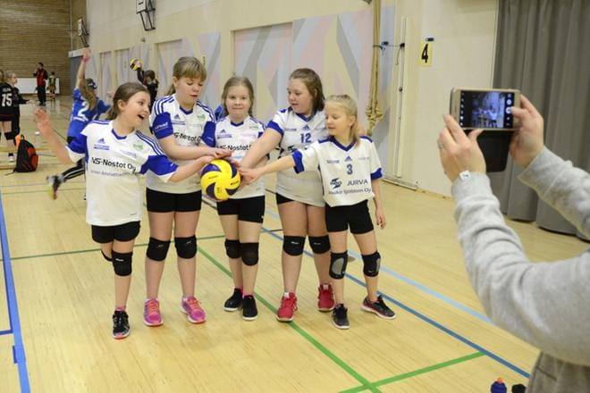 Tiikereiden turnaus päättyi hymyihin, sillä päivän viimeisen ottelun voitto tarkoitti heille pronssimitaleita. KUVA: JAANA ALA-LAHTI