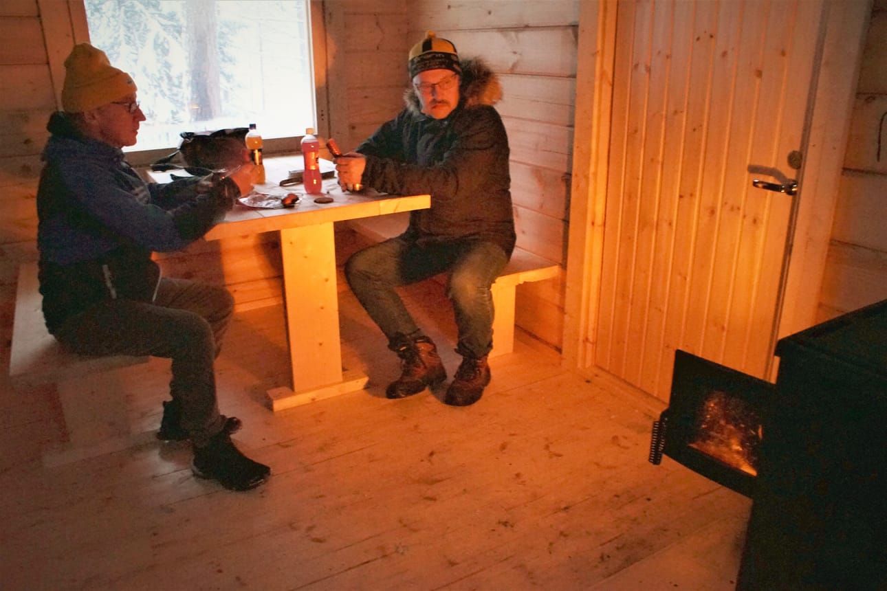 Urakan onnistumisen päälle kelpasi nauttia tuvan kaminassa paistetut makkarat.