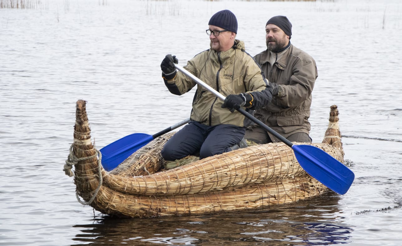 Kaislaveneen vesille laskeneet Seppo Porkka ja Tero Mäkelä uskaltautuivat ensimmäisenä melomaan Mankilanjärvestä nostetusta kaislasta tehdyllä veneellä.
