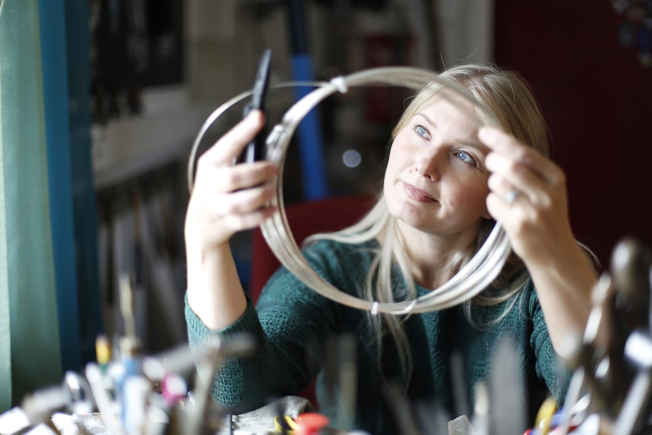 Oulunsalossa syntynyt Tytti Bräysy muutti Inariin ja ryhtyi hopeasepäksi. Hänen Paarma Designs -tuotemerkille on syntynyt jo vakiasiakaskunta.