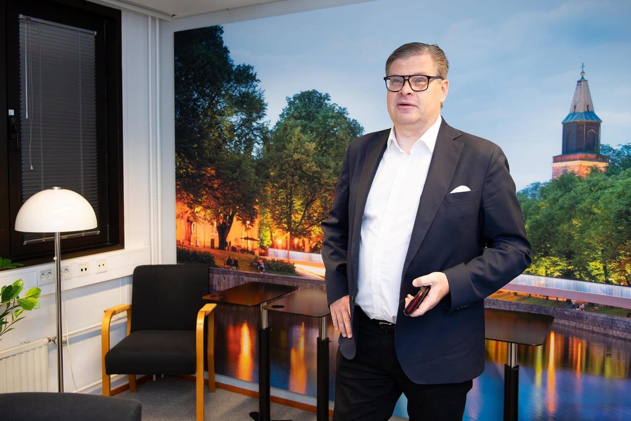 Suomen ensimmäisenä tiedustelututkimuksen professorina aloittava Venäjä-ekspertti Kari Liuhto pitää katseen idässä mutta hakee opit lännestä.