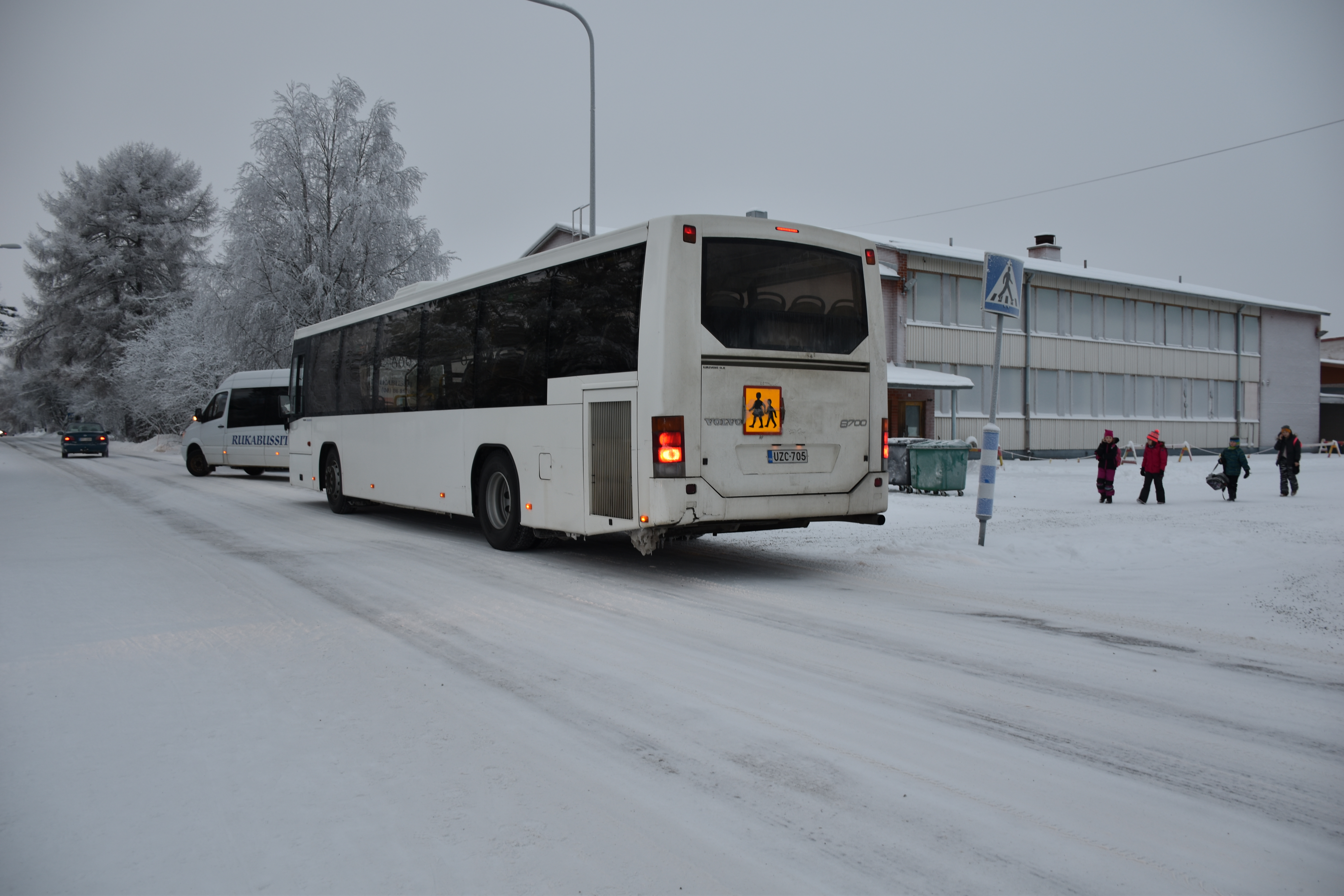 Kun pikkubussit ovat Kirkkotien bussipysäkillä, iso bussi peittää väkisinkin tien näkyvyyttä.