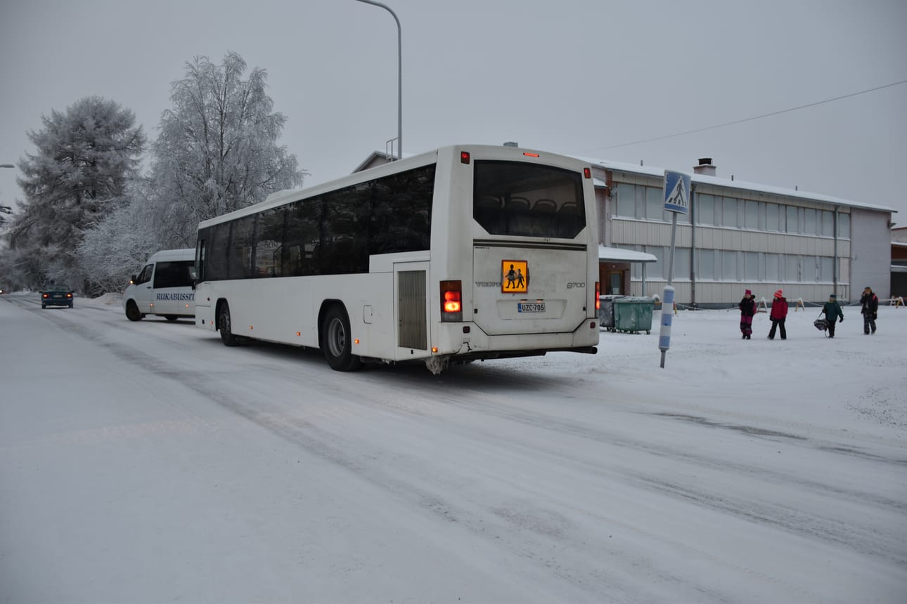 Kun pikkubussit ovat Kirkkotien bussipysäkillä, iso bussi peittää väkisinkin tien näkyvyyttä.