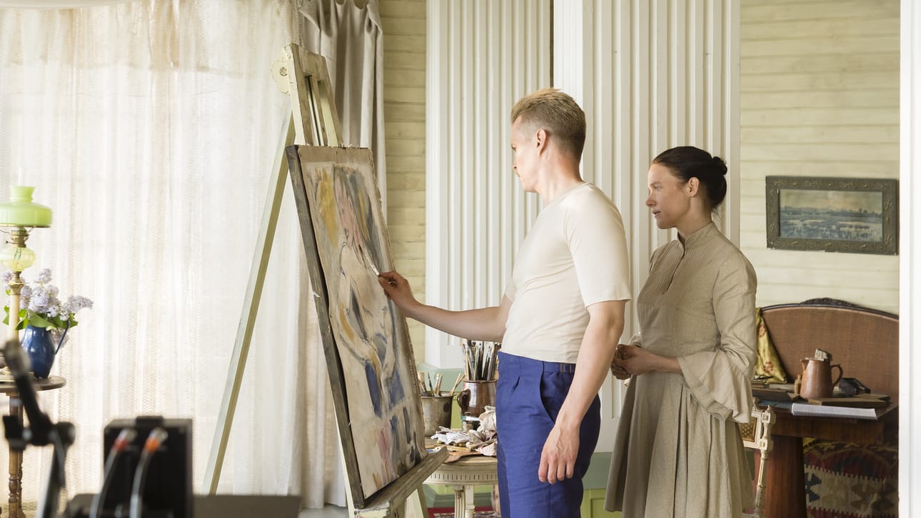 Helene Schjerfbeck (Laura Birn) jää Einar Reuterin (Johannes Holopainen) varjoon näyttävässä mutta käsikirjoitukseltaan pulmallisessa elämäkertaelokuvassa.