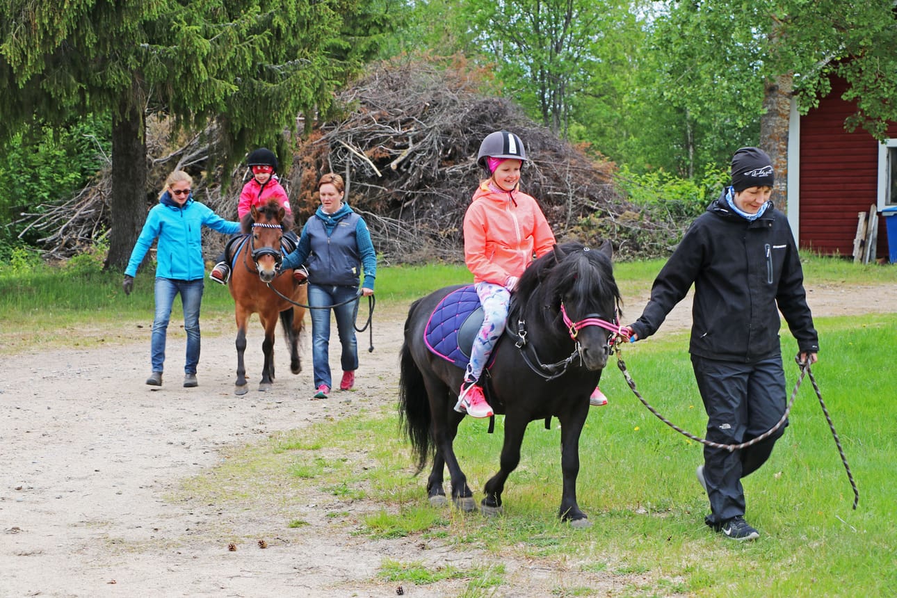 Leiripäivän kohokohta, poniratsastus sai hymyn nousemaan lasten kasvoille.