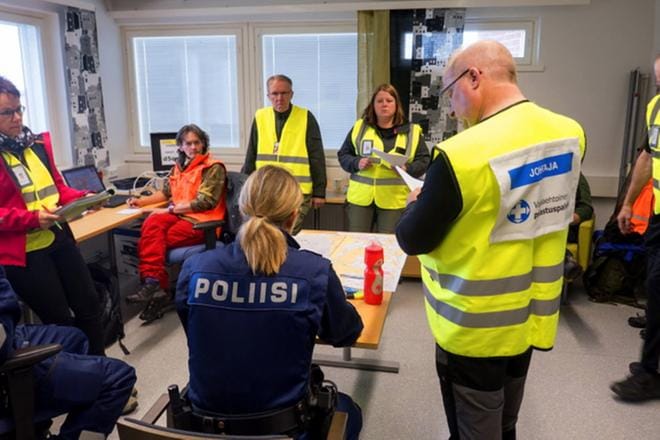 Vapaaehtoinen Pelastuspalvelu toimii viranomaisen tukena monenlaisissa tehtävissä. Kuvassa Vapepa ja poliisi neuvottelemassa etsintäharjoituksen johtoryhmän toiminpiteistä. Kuva: Timo Jyllilä