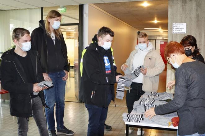 Eläkeliiton Jurvan yhdistys ry lahjoitti jurvalaisille kutsunnoissa olijoille villasukat armeijaa varten. Kuvan nuoret miehet suuntaavat Niinisaloon. KUVA: HENNA NEVALA