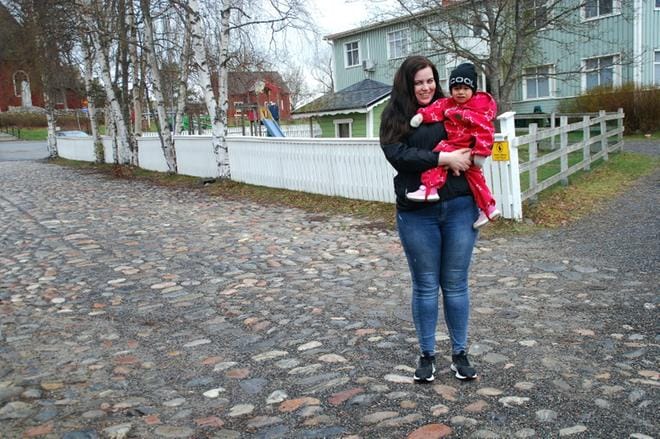Natalie Klemets ja pian kaksivuotias Nadja viettävät toista yhteistä äitienpäivää tulevana viikonloppuna. KUVA:OLLI PURSIAINEN