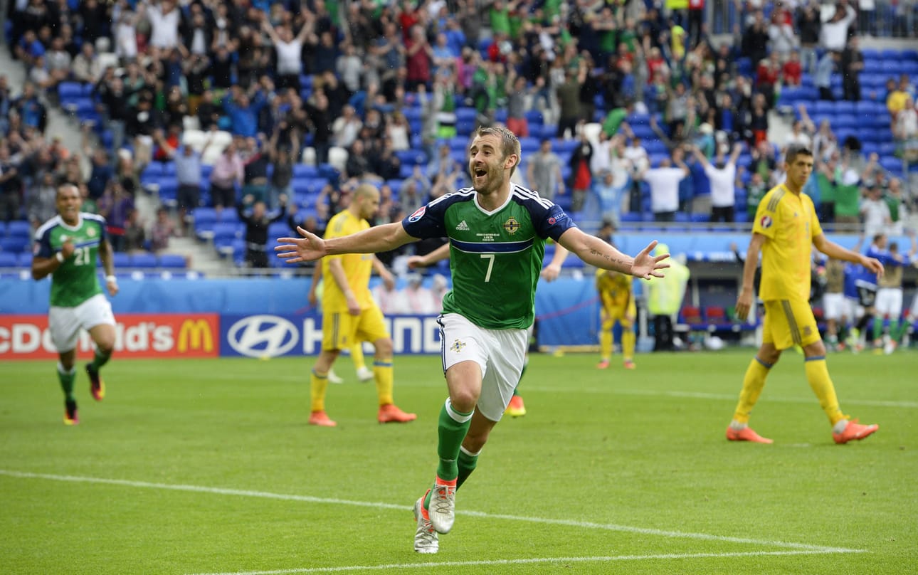 Niall McGinn juhlii tekemäänsä 2-0-maalia Ukrainaa vastaan pelatussa ottelussa.