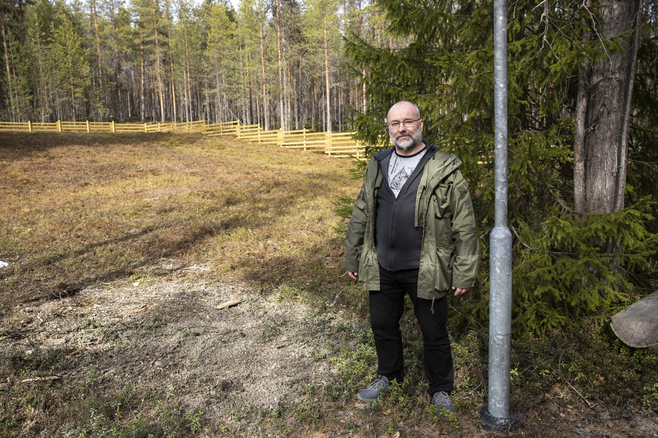 Riku Paavola kertoo, että koeuomasto tulee tälle tyhjälle piha-alueelle, josta purettiin viime vuonna Oulangan tutkimusaseman vanha asuntola.
