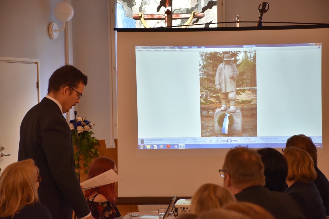 Toimittaja Reino Hämeenniemi esitelmöi sanoin ja kuvin vuonna 1958 paljastetun Posion sankaripatsaan hankkimiseen liittyvistä tiedoista.