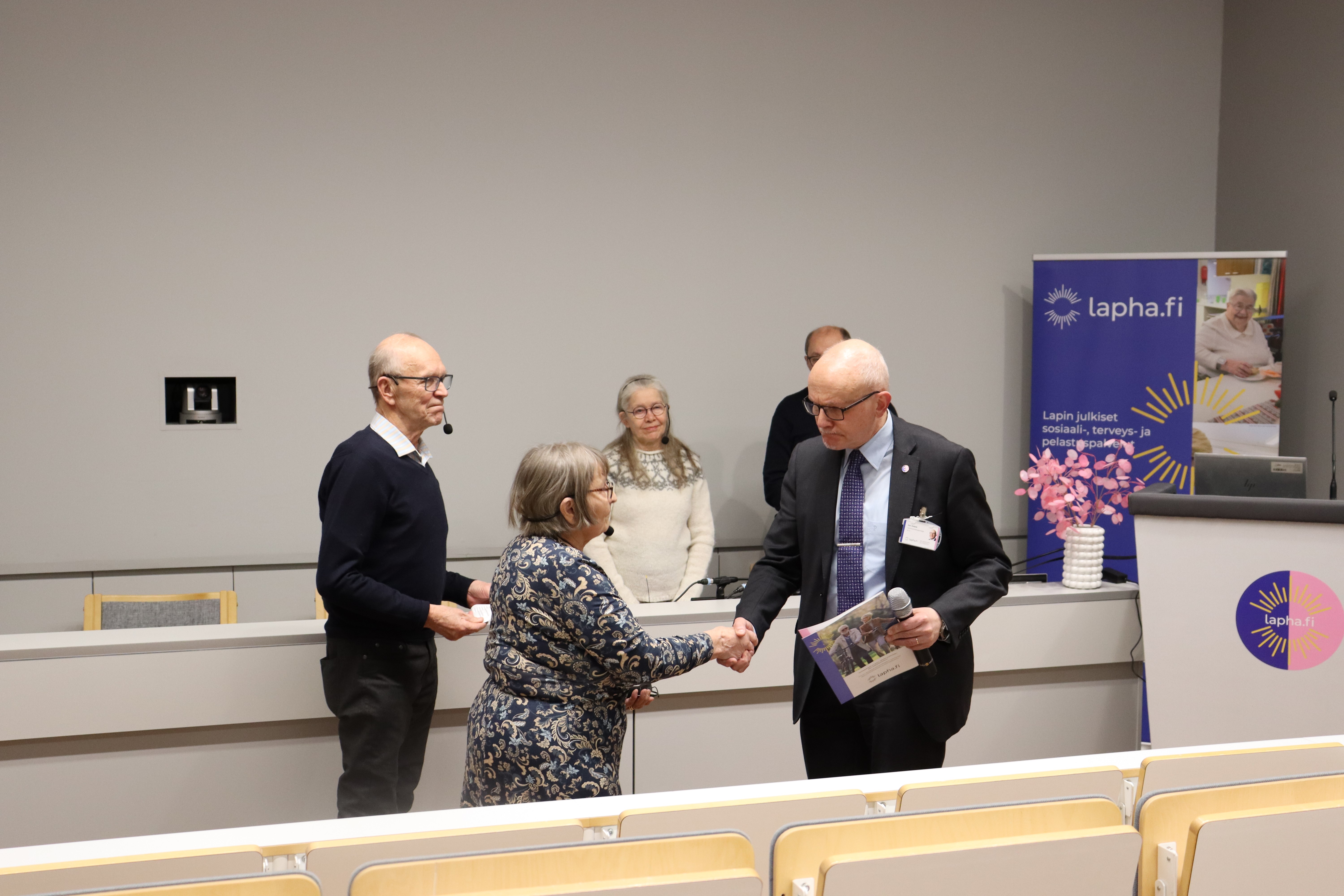 Ensimmäinen hyvinvointialueen asukaspaneeli antoi suosituksensa ikääntyneen turvallisesta arjesta kotona