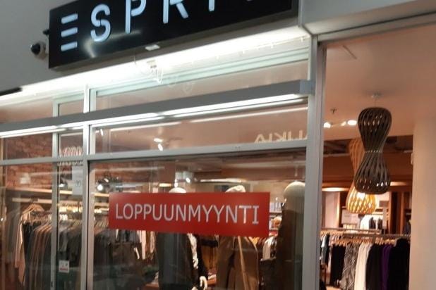 Sekä Esprit- että Peak Performance -myymälöissä Vaasan Rewell Centerissä on loppuunmyynti. LUKIJAN KUVA