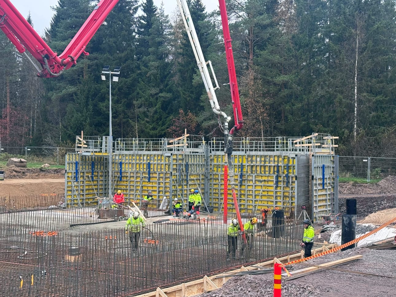 Limingan Vesihuollon uuden vesilaitoksen rakennustyöt etenevät. Nyt tehdään betonivalutöitä. Sorvoja oy:n urakoiman laitoksen on määrä olla valmis vuonna 2028.