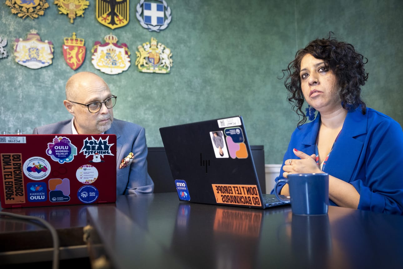 Oulun kaupungin hallintojohtaja Ari Heikkinen ja rasisminvastaisen ohjelman projektipäällikkö Priyanka Sood korostavat, että yhdenvertaisuustyö kuuluu kaikille. Rasisminvastainen ohjelma on ollut käynnissä yli vuoden.