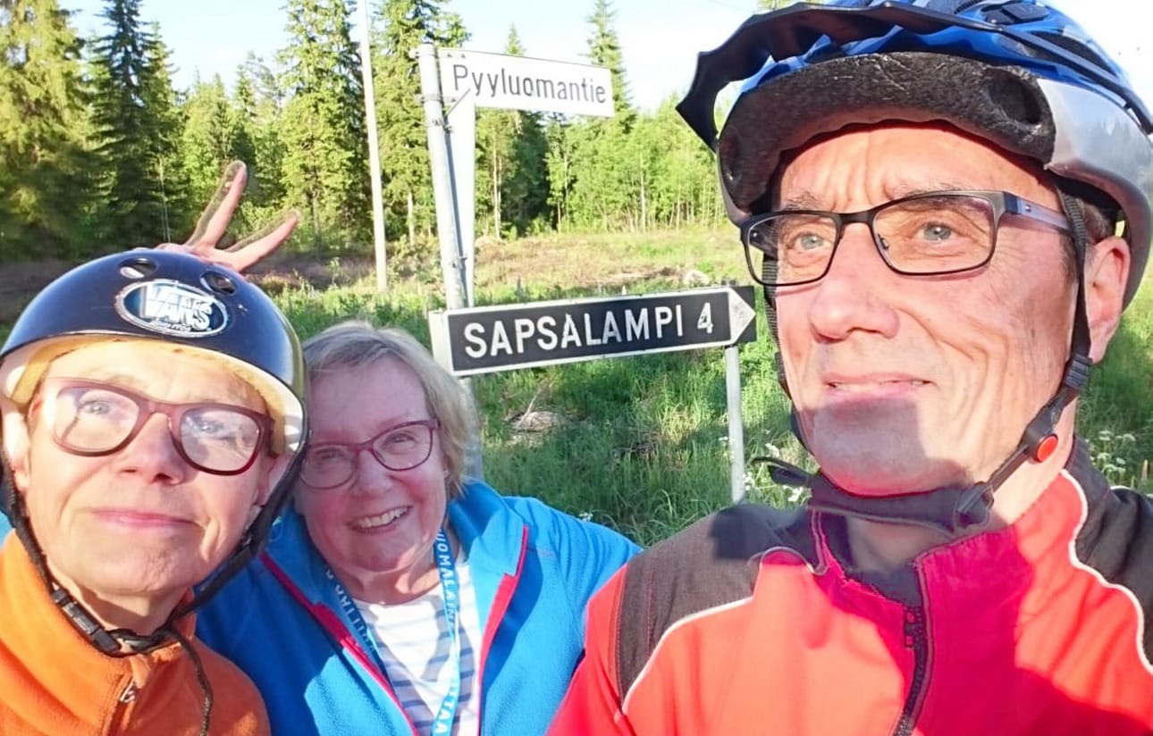 Sapsalampi tarjoaa rauhaa, mutta myös hyvät liikuntamahdollisuudet, kertovat Mervi ja Jorma Manninen sekä Marjatta Ranta (keskellä).