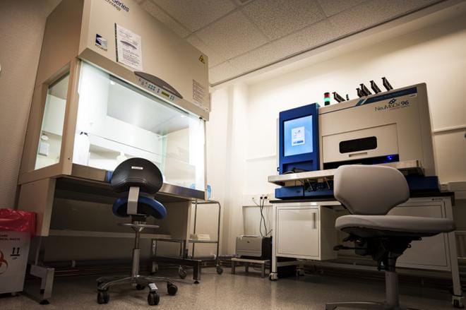 Koronanäytteiden analysointiin on Seinäjoella käytössä kolme eri laitteistoa. ARKISTOKUVA: TANJA KORPELA