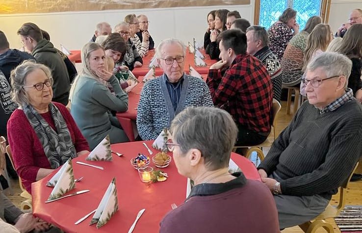 Siikajoen pienin kylä Saarikoski juhli joulun aikaa tarjoamalla kyläläisille vanhalla koulullaan jouluaterian. Ruokailijoita oli paikalla liki 50.