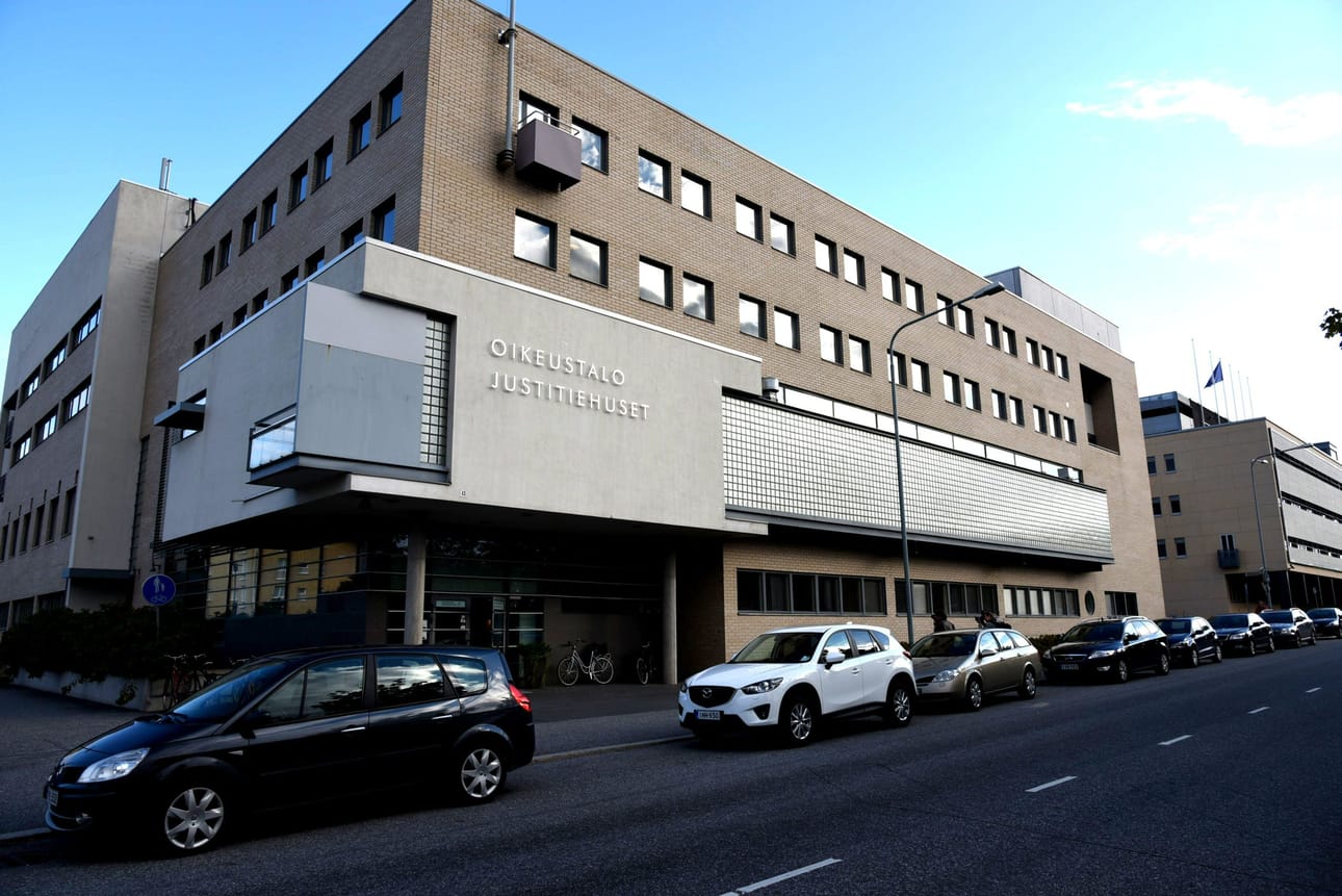 Keski-Suomen käräjäoikeuden tuomari myönsi, että oli marraskuussa 2020 ottanut luvallisen ja lataamattoman revolverinsa mukaan käräjäoikeuteen. LEHTIKUVA / TIMO AALTO