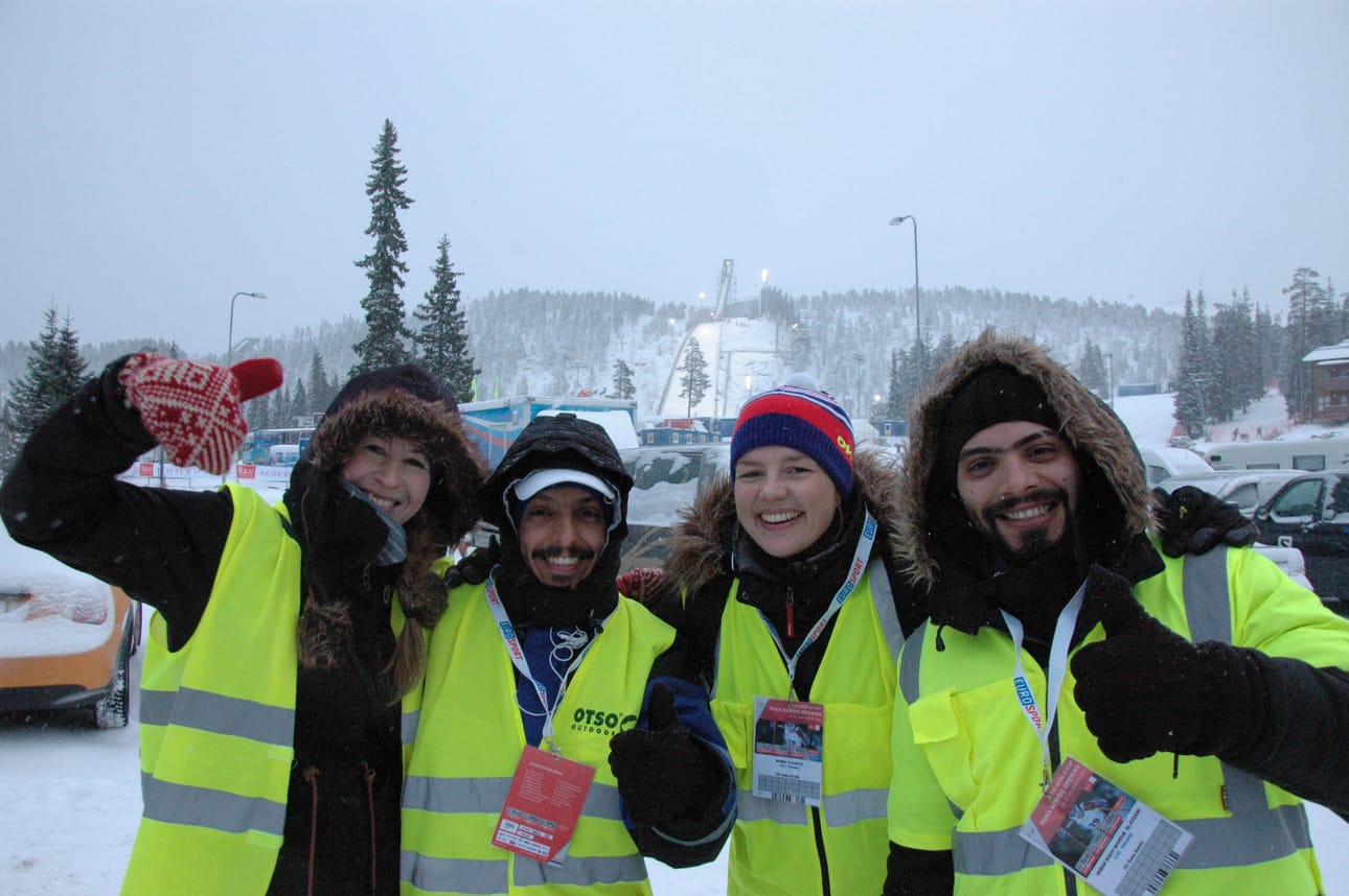 Matleena Aarikallio, Mohanad Al-azzawi, Minna Ylilehto ja Anmar Al-azzawi Rukatontun parkkipaikalla ruokailemaan menossa.