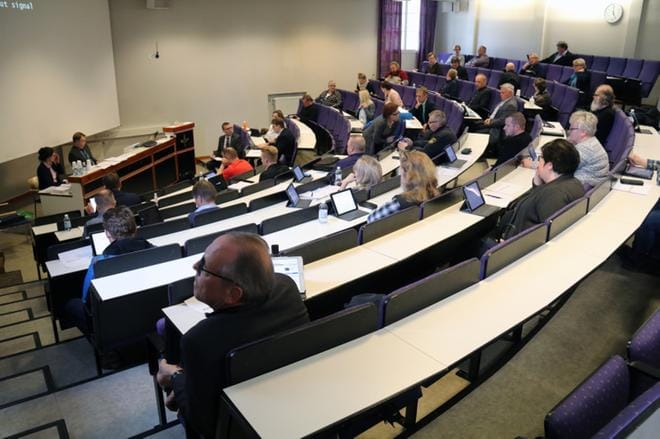 Kaupunginvaltuusto kokoontui maanantaina poikkeuksellisesti LSK Business Parkin auditoriossa. Yleisö ei tällä kertaa saanut olla läsnä mutta saattoi seurata päätöksentekoa verkossa. KUVA: ANU NAHKALA
