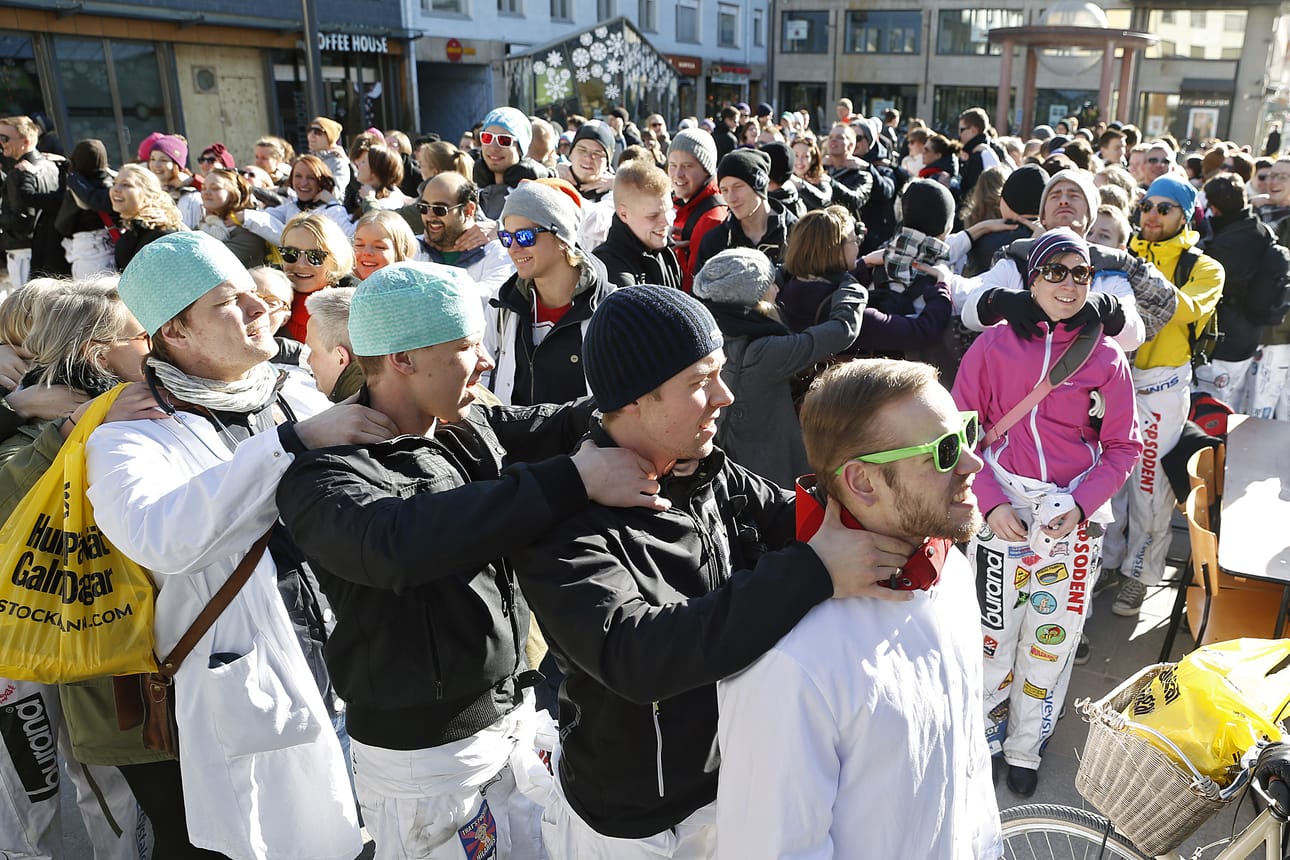Lääketieteen opiskelijat järjestivät torstaina mielenosoituksen Oulun yliopiston lääketieteelliseen tiedekuntaan kohdistuvia leikkauksia vastaan Rotuaarilla.