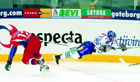 Suomen puolustaja Tuukka Mäntylä sukeltaa näyttävästi.