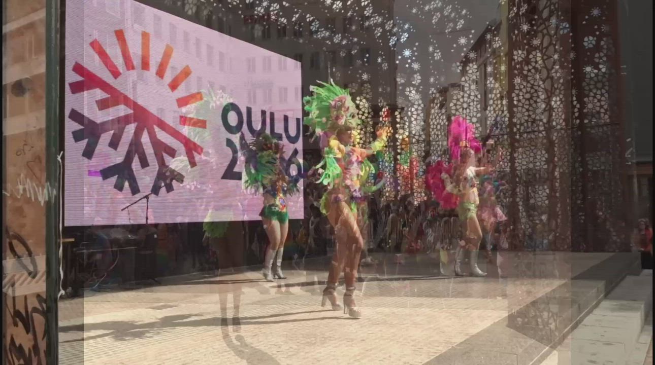 Katso videolta, kuinka Pride-kulkue marssii läpi Oulun keskustan