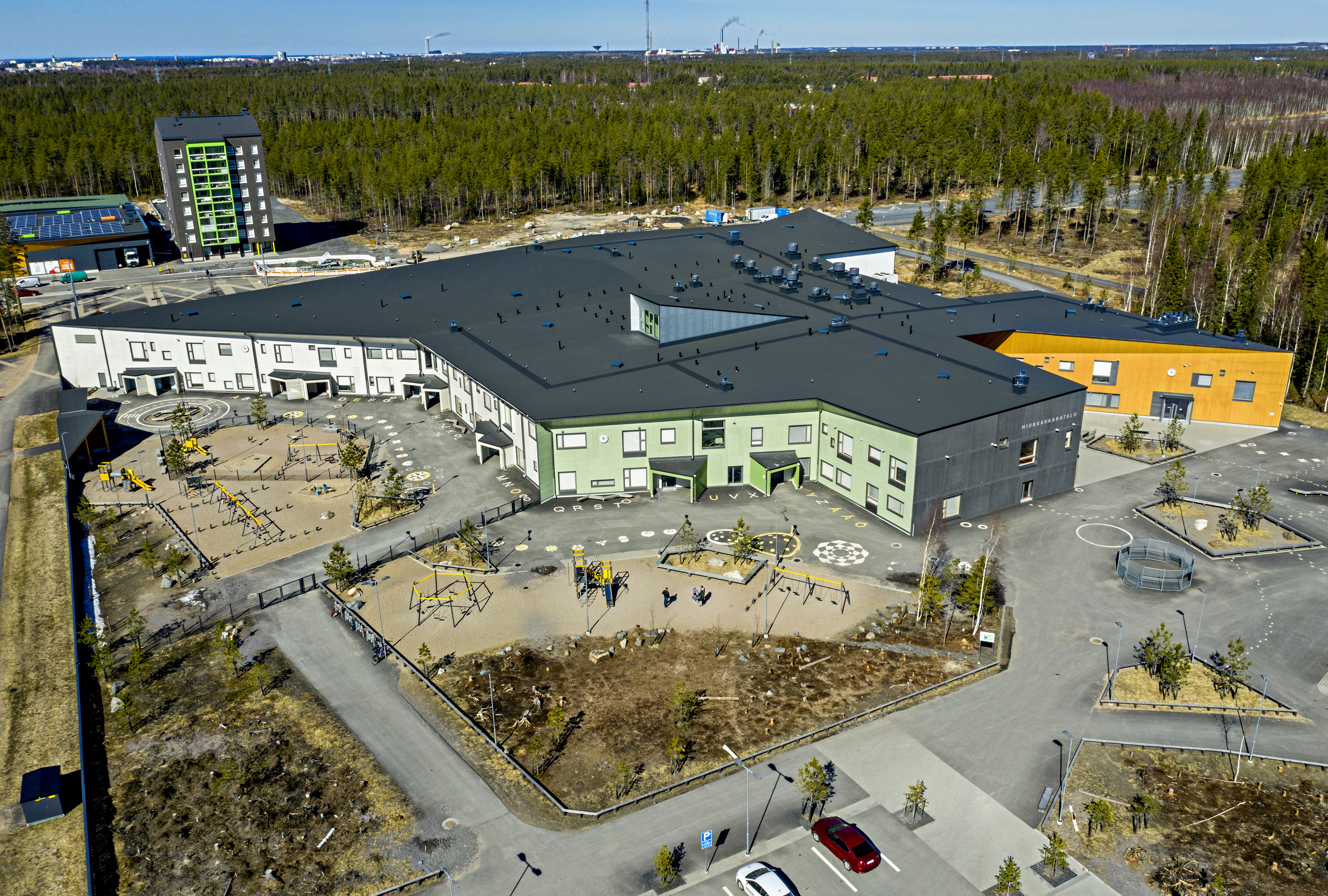 Poliisi: Kymmeniä räjähteitä alaikäisten hallussa Oulun seudulla – Hiukkavaaran koulun pihalla pamahti viime viikolla