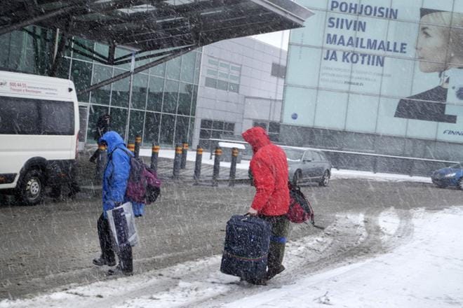 Helsinki-Vantaan lentokentällä tuskin koetaan lumikaaosta loppuviikosta, mutta ainakin Kainuussa voi pyryttää parikymmentä senttiä. KUVA: Mauri Ratilainen / Arkisto