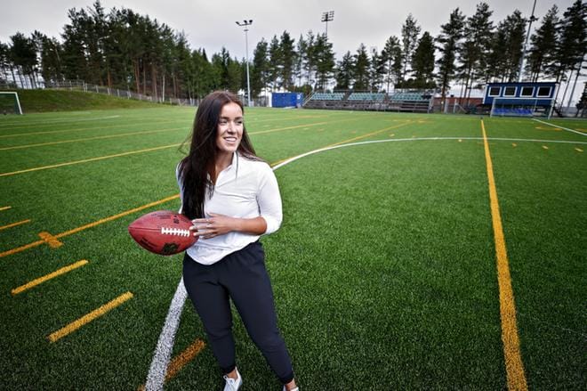 Marianne Pahkalan mielestä amerikkalainen jalkapallo voisi osaavalla markkinoinnilla nousta Suomessa isommaksi lajiksi. KUVA: TOMI KOSONEN