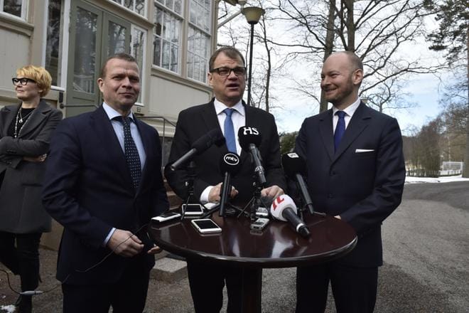 Hallituspuolueiden puheenjohtajien trio, Juha Sipilä (kesk.), Petteri Orpo (kok.) ja Sampo Terho (sin.) kertoivat, että Kesärannassa pureudutaan työllisyyskehitykseen ja eriarvoisuuden torjumiseen. KUVA: Kimmo Penttinen