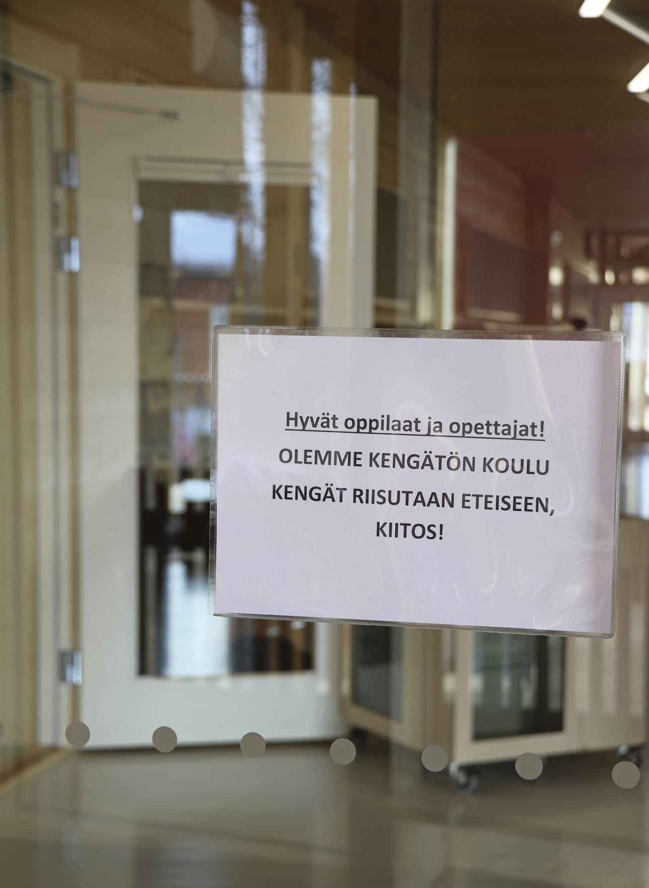 Opettajat viestittävät elokuussa, että hirsikoulun luokkien hiilidioksidipitoisuudet nousevat oppituntien aikana. Elokuun mittauksessa pitoisuudet pysyivät raja-arvoissa. Uusintamittaus tehdään todennäköisesti tässä kuussa.