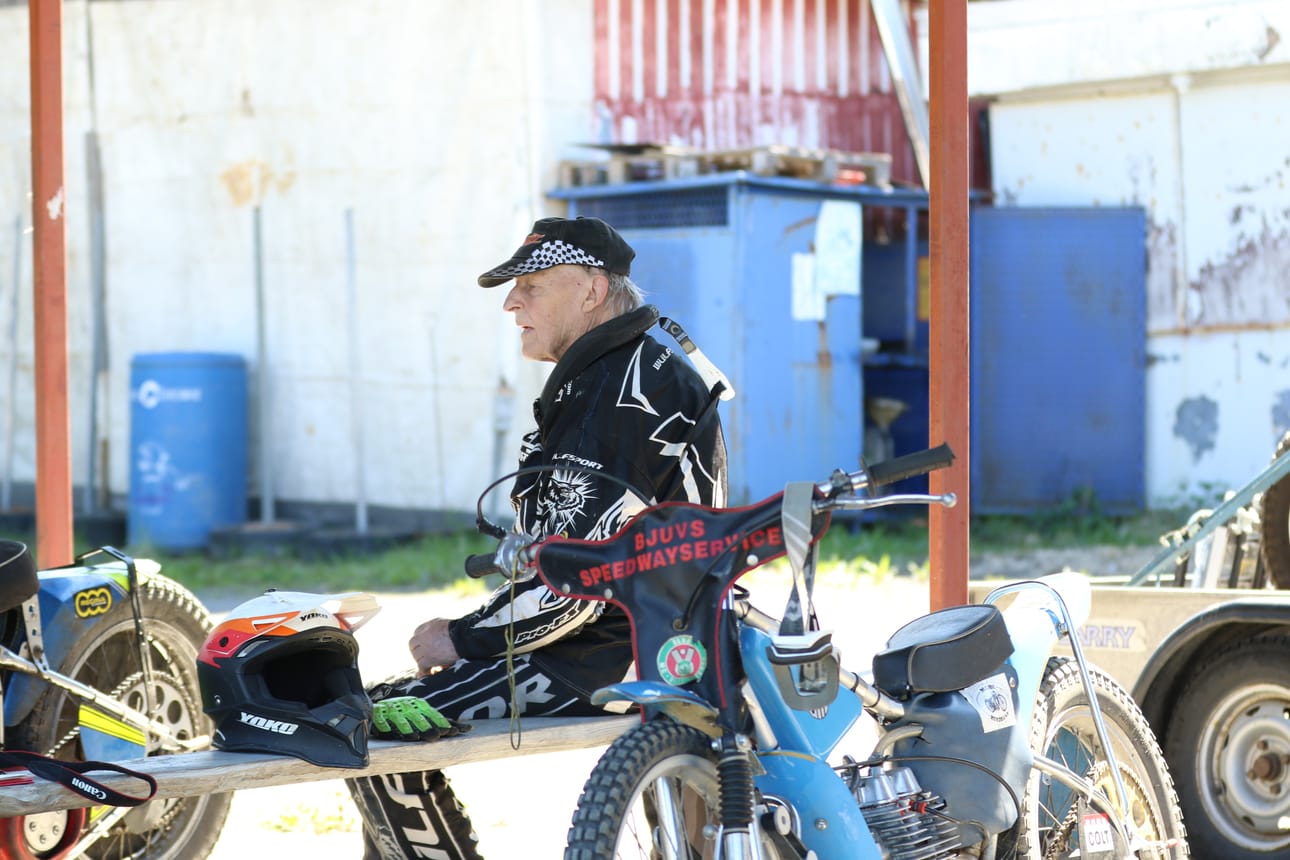 – Speedway vaatii hyvää kuntoa. Laji käy erityisesti käsiin ja olkapäihin, Esko Mylläri kertoo vuosikymmenten kokemuksella. Hän on ajanut speedwayta kuudella eri vuosikymmenellä.