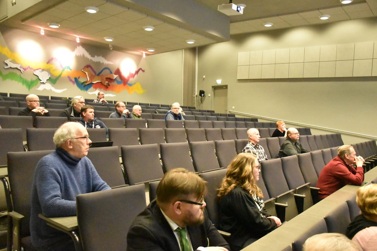 Kirjoittaja arvostelee Kuusamon kasvatus- ja sivistyslautakunnan päätöstä asiakasmaksujen korottamisesta. Päätös koski esimerkiksi lukion auditorion käyttöä. Siitä peritään ensi vuoden alusta lähtien 130 euroa käyttökerralta. Kuva on auditoriossa joulukuussa pidetystä Kuusinkijoki kuntoon ry:n tilaisuudesta.