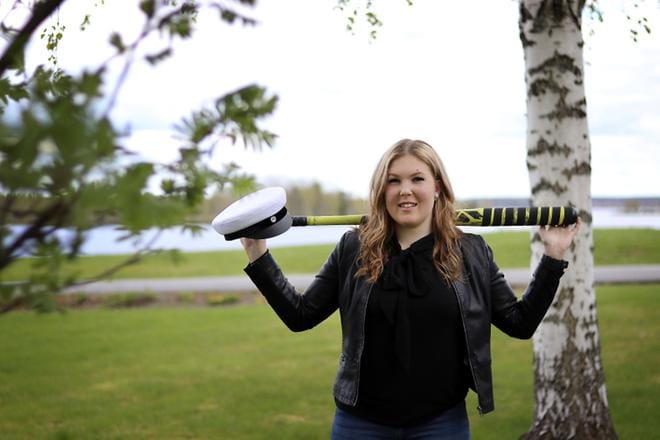 Alajärveläinen Elli Mertaniemi odottaa innolla ylioppilasjuhlia. Jos superpesikseltä jää aikaa, hän aikoo tarttua taksin rattiin. KUVA: JOHANNA KATAJA