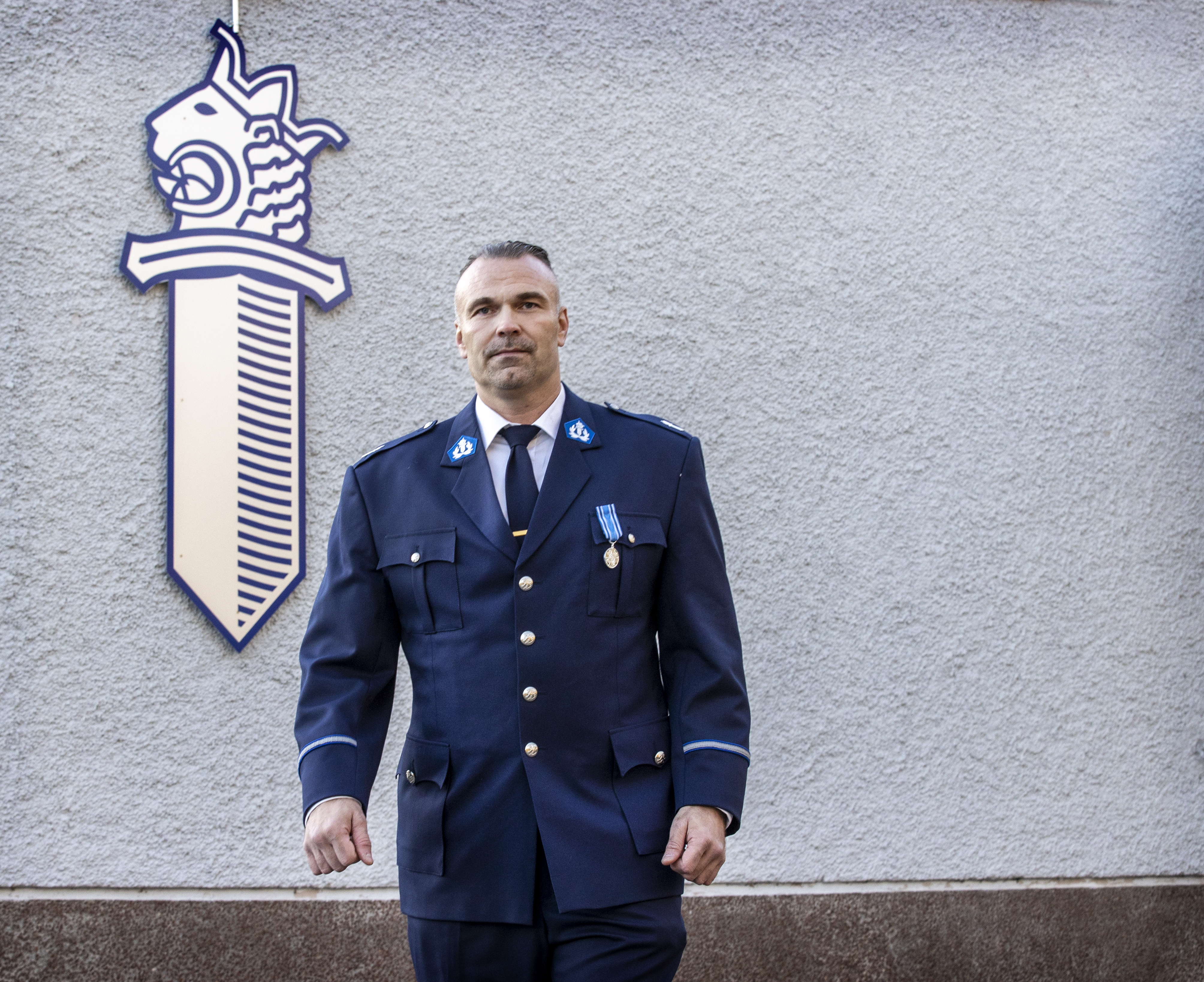 Petrus Schroderus kajauttaa Jean Sibeliuksen sävellyksen Oulun poliisilaitoksen uudella musiikkivideolla – "Toivomme rauhallista ja sopuisaa joulua jokaiseen kotiin"