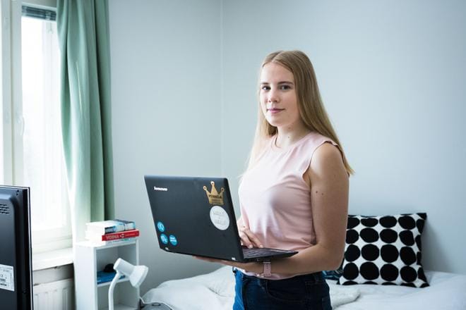 Yliopisto-opiskelija Venla Vepsäläinen avasi omat menonsa kahden viikon ajalta. Rahaa kului ruokaan, liikkumiseen ja tupaantuliaislahjaan. KUVA: Timo Marttila