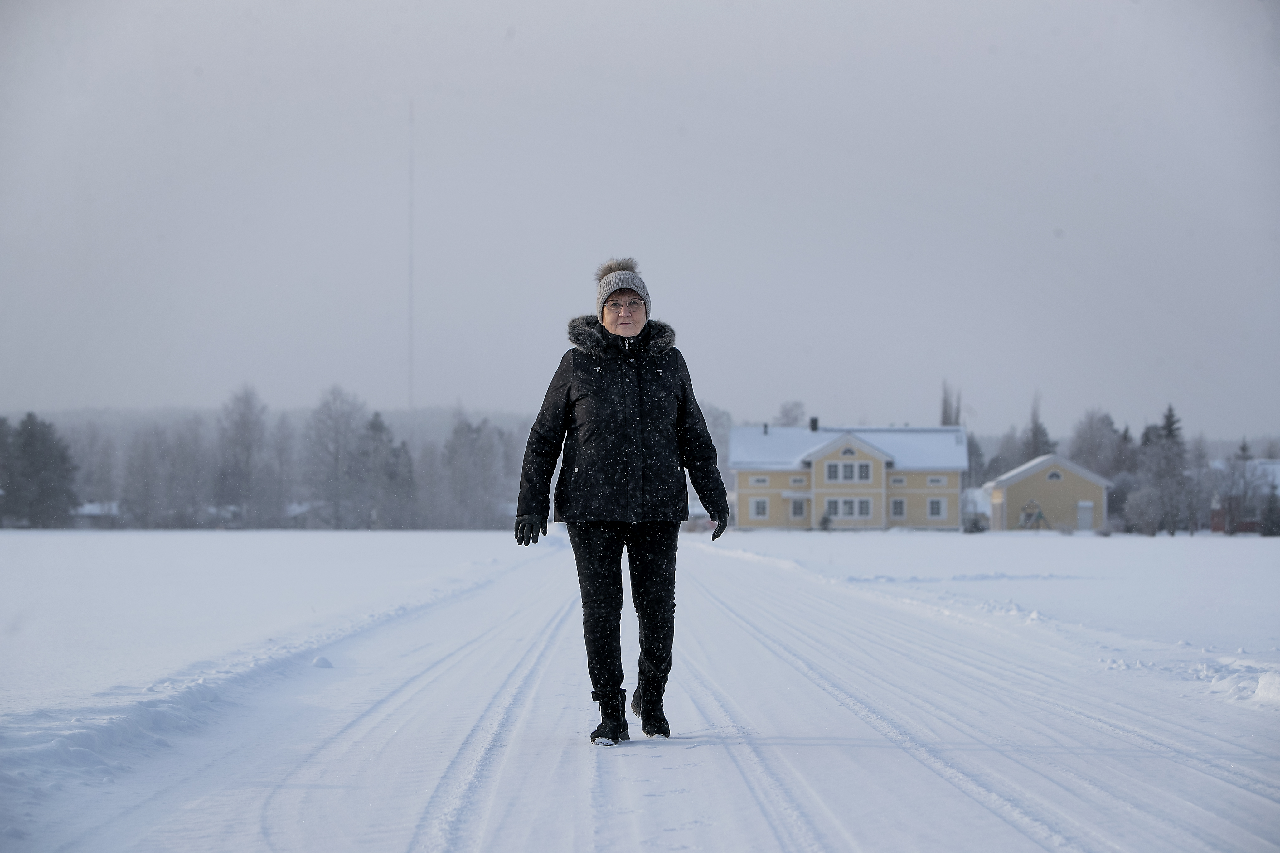 Ikääntyneitä naisia ei juuri näy päättäjien joukossa – Lapualainen Ritva Turja on eläkkeelläkin aktiivinen: "Ei kukaan tule kotoa hakemaan"
  