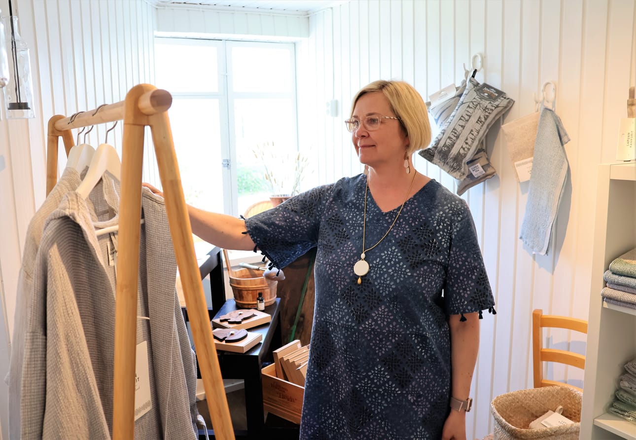 Maarit Mantilan yrityksen aputoiminimi on Saarikaupungin toimistoapu. Hän tekee muun muassa laskutuksia, arkistointitöitä ja järjestää vaikka tapahtumia, ollen valmis esimerkiksi päivän komennuksille. - Ymmärrän, ettei saunapuoti elätä talvella. Se on talvisin auki parina päivänä viikossa.