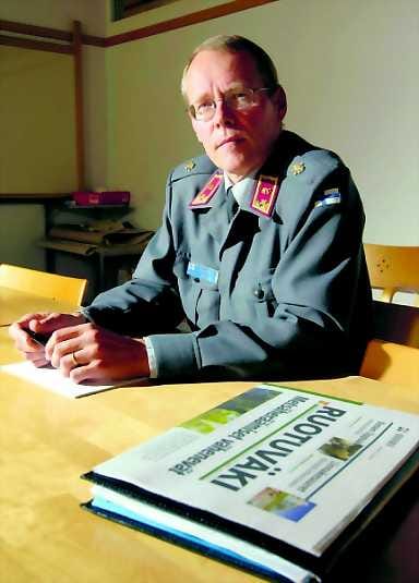 Säästöjä edessä. Prikaatikenraali Markku Koli arvioi, että bensiinistä johtuvan lisäbudjetin hyväksymisestä huolimatta puolustusvoimat joutuu tekemään omiakin toimia.