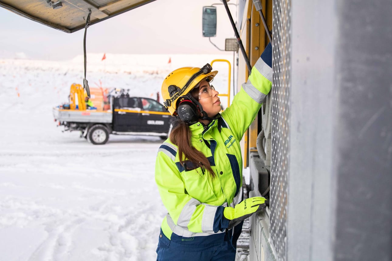 Torniossa kaivosalan perustutkinnon suorittaneelle Katja Lumpukselle oli kesätöihin hakiessa alusta asti selvää, että hän haluaa työskennellä porarina. Kevitsassa hän pääsi kokeilemaan porarin työtä ja sille tielle jäi. ”Työnkuvaani kuuluu mm. poraus tuotantokentillä ja rakolinjalla. Teen myös päivittäin alkutarkastuksen poravaunulle, vaihdan kruunut, sekä putkitan ja merkkaan porarei’ät panostajia varten”, listaa Lumpus.