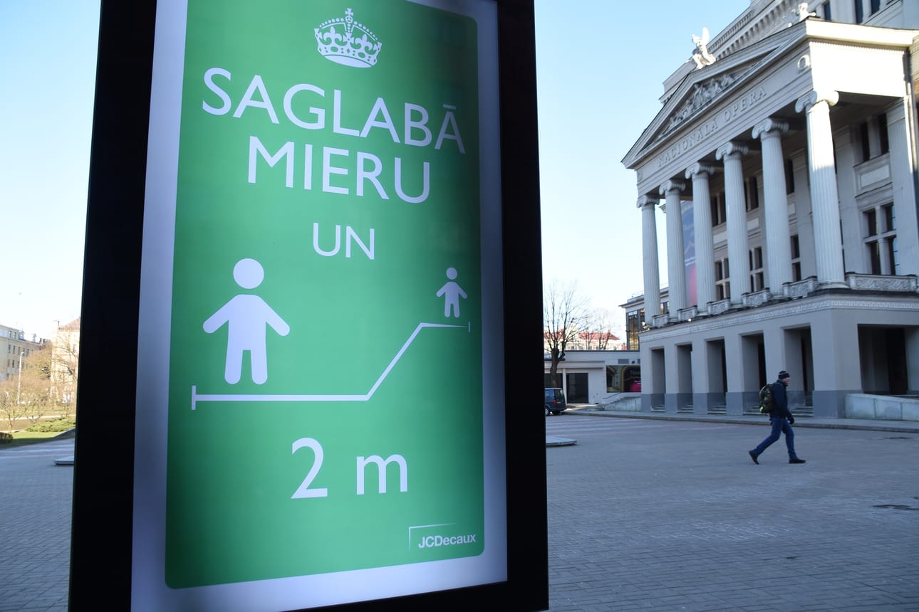 Pääkaupunki Riian kaduilla on kaikkialla ilmoituksia, joissa kehotetaan pitämään kahden metrin etäisyys muihin ihmisiin.