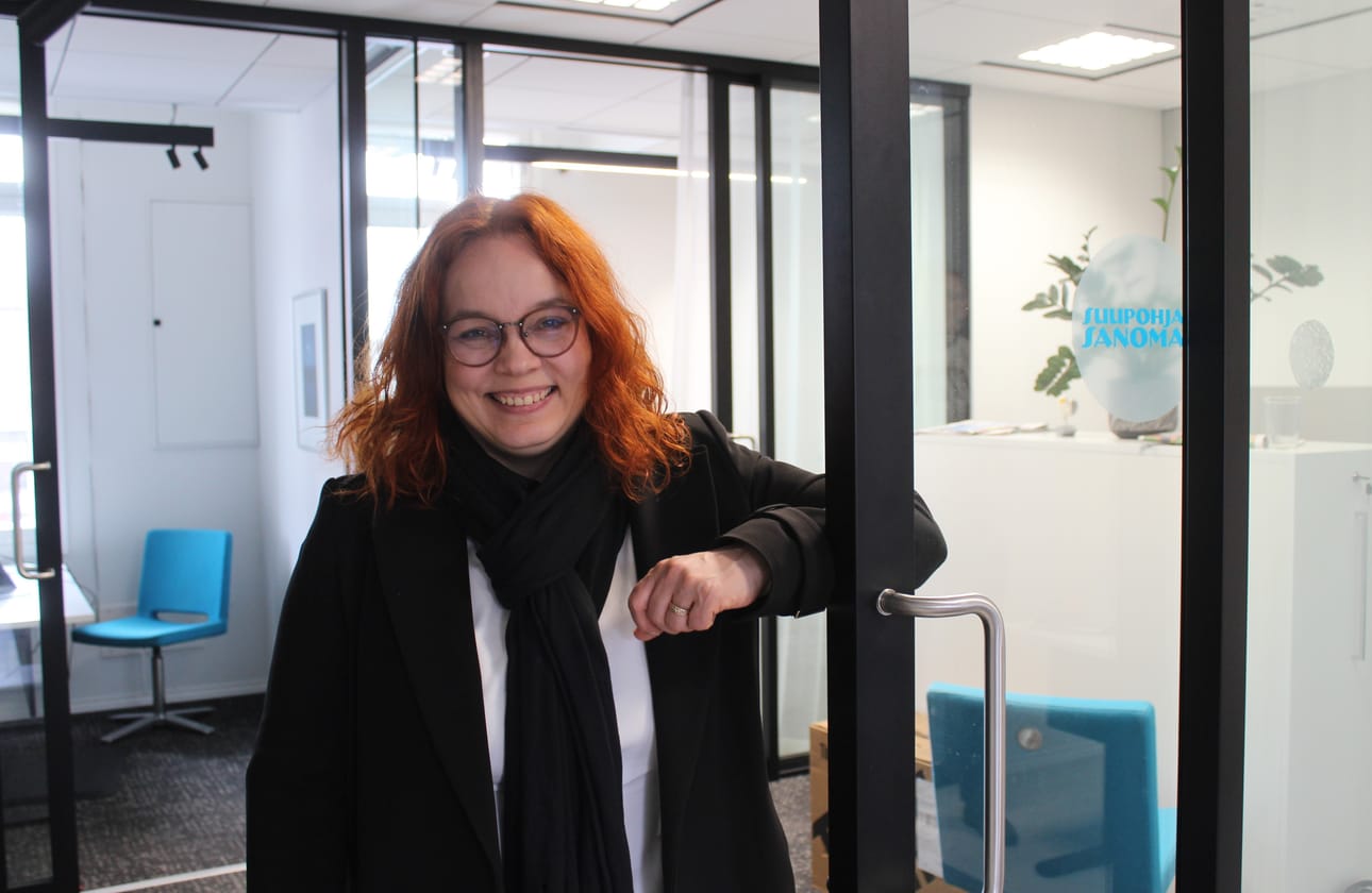Kaisu Tuokko on paitsi kirjailija, myös lasten ja nuorten kirjallisuuden kustannusjohtaja Otavassa. Otava myös julkaisee Tuokon Kristiinaan sijoittuvaa Eevi Manner-sarjaa.