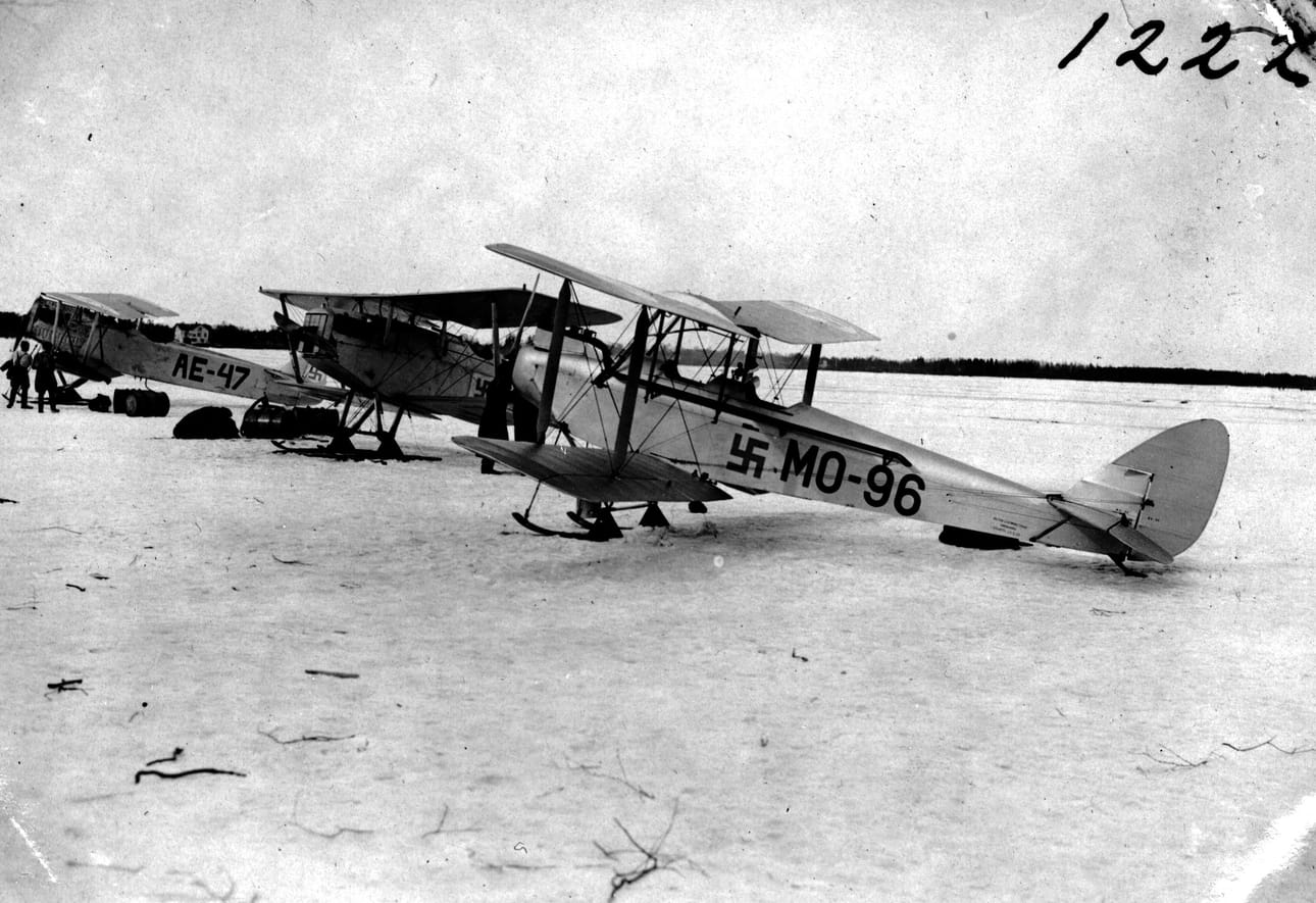 Sininen, suorassa seisova hakaristi valkoisella pohjalla tuli Suomen ilmavoimien tunnukseksi 1918. Natsipuolue otti mustan, kärjellään seisovan hakaristin tunnuksekseen 1920. Suomen ilmavoimien koneissa ja Suomen lentomerkissä hakarististä luovuttiin Lapin sodan aikana 1945. Arkistokuva.