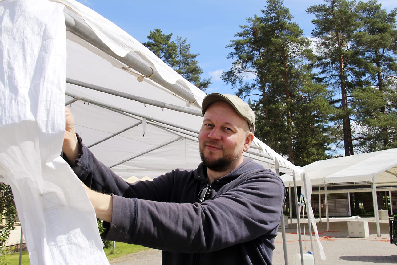 Timo Luonuansuun talkooviikko Haapavedellä huipentuu Folk-festivaalien artistien esiintymisistä nauttimiseen. Oululaiselle Luonuansuulle Folk-alueen rakentaminen on jo monen kesän perinnehomma.